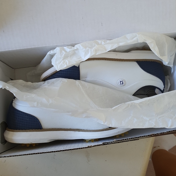 Footjoy woman's golf shoes in very good condition.  Size 7. - Picture 4 of 4